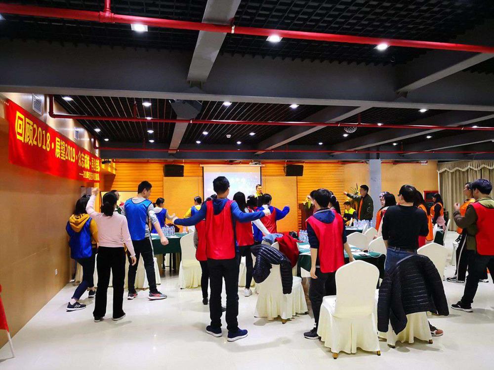 Aglare Lighing's Christmas expansion in the middle of the company 2018